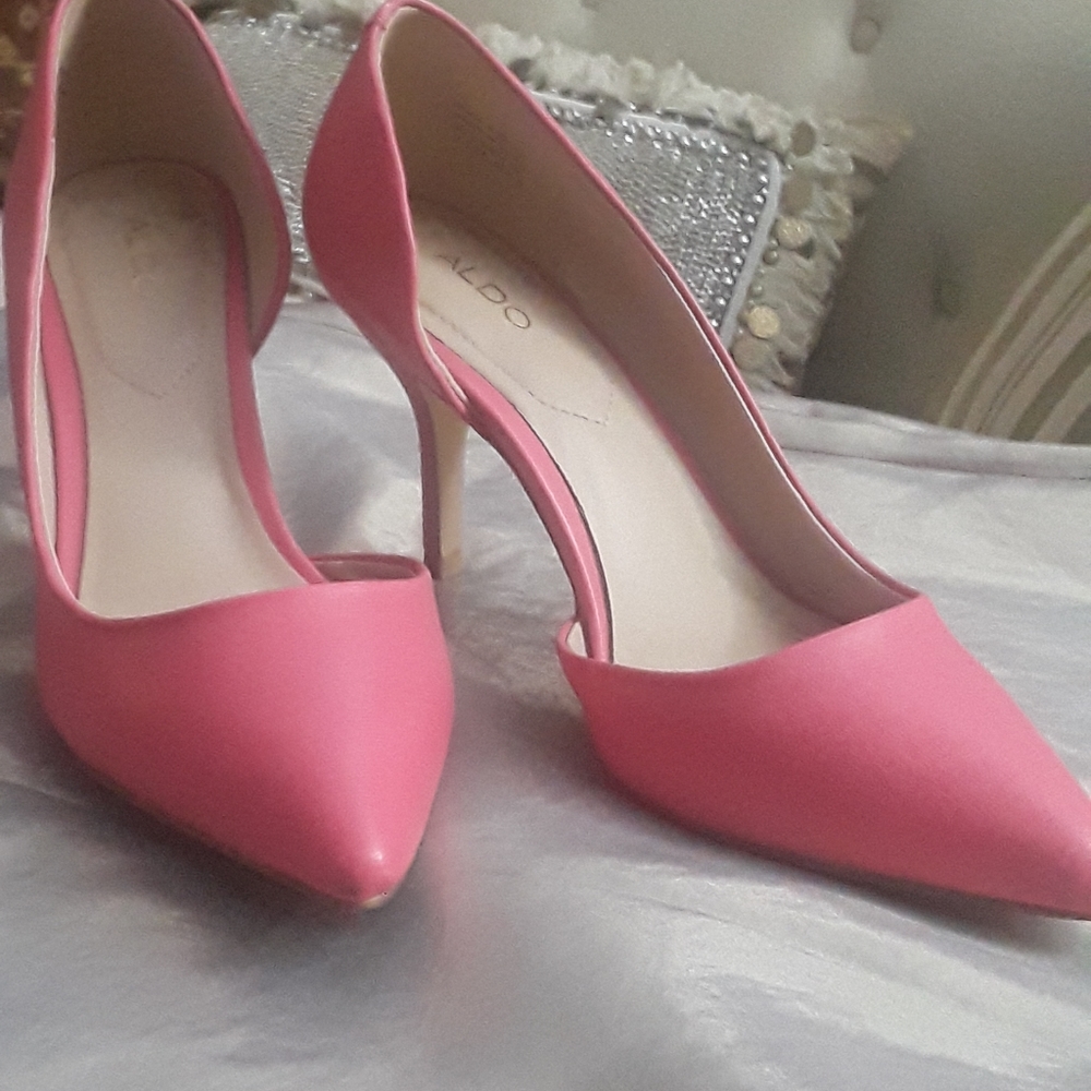 Mid hi heel shoes